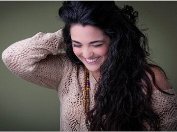 שחר חנוך-קריינית דו לשונית 